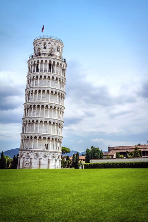 World Famous Buildings, Pisa Tower, The Leaning Tower Of Pisa, Tower Of Pisa, Pisa Italy, Italian City, Snoopy Funny, Instagram Challenge, Capri Italy