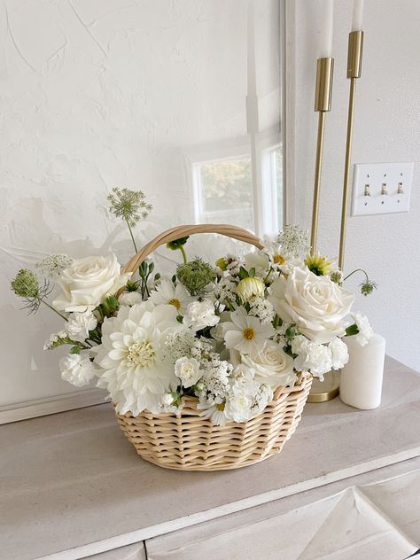 Basket Of Daisies, Flowers In Baskets Floral Arrangements, Flower Arrangements Basket, Basket Floral Arrangements, Flower Basket Ideas, Japanese Florist, Flowers In Baskets, Tea Party Baby Shower Theme, Paper Bouquet Diy