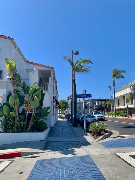 Santa Monica Neighborhood, Apartment In California, Santa Monica Aesthetic, La Painting, Santa Monica Houses, Santa Monica Apartment, Cali Summer, Houses By The Beach, Los Angeles Aesthetic