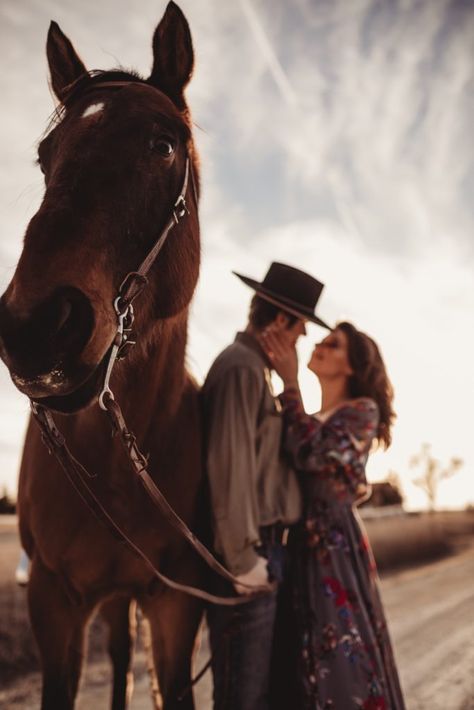 Couples Photography Inspiration by Native Roaming Couple Horse Photography, Horse Engagement Photos, Western Engagement Pictures, Western Engagement Photos, Horse Couple, Mode Country, Country Couple Pictures, Horse Photography Poses, Country Engagement Pictures