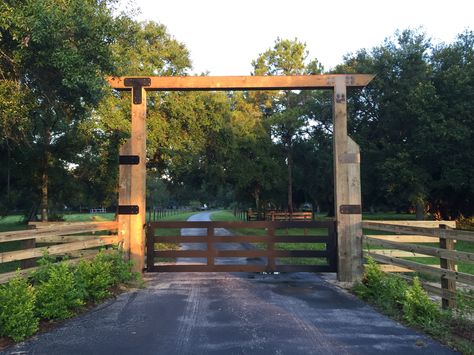 Driveway Arches Entrance, Front Yard Fence Ranch House, Ranch Arch Entrance, Driveway Arch Entrance, Ranch Entry Gates, Driveway Arch, Farm Gates Entrance, Ranch Entrance Ideas, Ranch Entrance