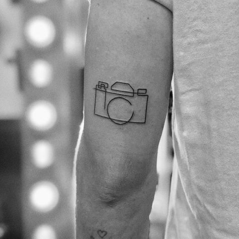 𝑪𝑨𝑽𝑨𝑵 🕷 𝑰𝑵𝑭𝑨𝑵𝑻𝑬 on Instagram: “Minimalist SLR based on vintage Nikon cameras. These are so fun to design #tattoo #tattoos #photography #slr #film” Vintage Camera Tattoos, Camera Tattoo Design, Photographer Tattoo, Camera Tattoos, Petit Tattoo, Kunst Tattoos, Camera Tattoo, 4 Tattoo, Tattoo Photography