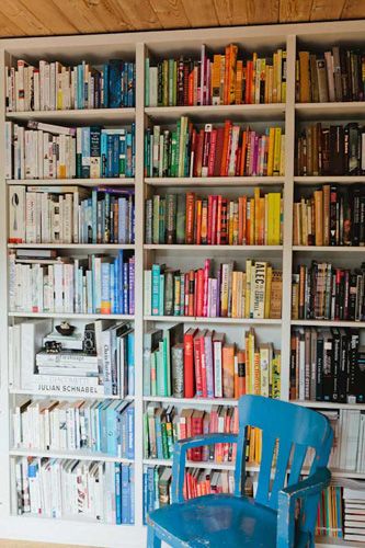 colorspectrum Lots Of Books, Beautiful Bookshelf, Bookshelf Organization, Home Libraries, A Frame House, Book Organization, Home Library, Book Shelf, Book Nooks