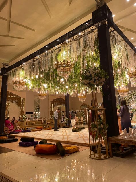 Indian Rich Aesthetic, Indian Wedding Astethic, Shaadi Aesthetic Decor, Aesthetic Desi Wedding, Rich Indian Aesthetic, Aesthetic Indian Wedding, Desi Wedding Aesthetic Decor, Pakistani Venue Wedding, Indian Party Aesthetic