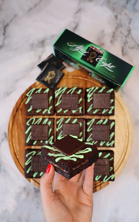 After Eight Cookies, Fancy Brownies, Baking Pics, Boxed Brownie Recipes, Chocolate Fridge, Traybake Recipes, Slice Recipes, Christmas Bakes, Brownie Ideas