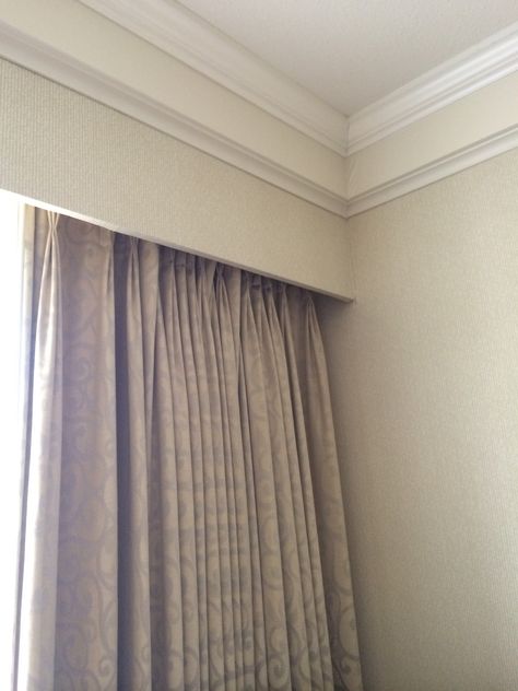 Curtain Box Ideas, Pelmet Ideas, Coving Ideas, Sunroom Curtains, Box Valance, Curtain Aesthetic, Curtain Box, Modern Valances, Wood Cornice