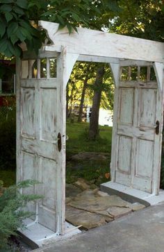 It’s always fun doing projects that give new life to something old, and these are no exception. Old doors can be made into beautiful pergolas or arbors for garden entryways. I kept seeing one of these floating around on Pinterest and wanted to find more for inspiration, so here are 11 gorgeous repurposed door garden arbors. … Old Door Projects, Doors Garden, Doors Repurposed, Garden Arbor, Old Door, Old Doors, Rustic Garden Decor, Garden Art Diy, Gorgeous Gardens