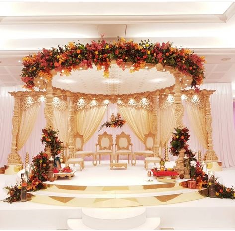 Wooden Mandap, Mandap Setup, Indian Wedding Deco, Wedding Banquet Hall, Stage Wedding, Mandap Design, Lavish Wedding, Wedding Hall Decorations, Hindu Ceremony