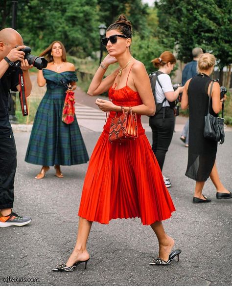 Giovanna  Engelbert on Instagram: “I think I was doing this pose ..💁🏻‍♀️ . Emoji but make it fashion 💃🏻 . #thepowerofred❤️ continues  @khaite_ny dress @sarabattaglia bag…” Giovanna Battaglia Engelbert, Italian Women Style, Italian Fashion Street, Giovanna Battaglia, Milan Fashion Weeks, Olivia Palermo, Style Crush, Style Dresses, Pop Fashion