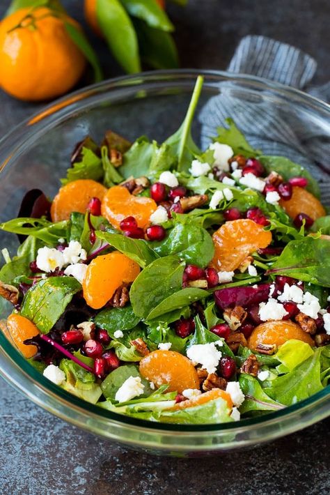 This Christmas salad is a blend of mixed greens, oranges, pomegranate, feta cheese and candied pecans, all tossed in a homemade dressing. Salad With Oranges, Christmas Salad Recipes, Salad Quinoa, Christmas Salad, Winter Salad Recipes, Anti Inflamatory, Holiday Salads, Easy Candy, Christmas Salads