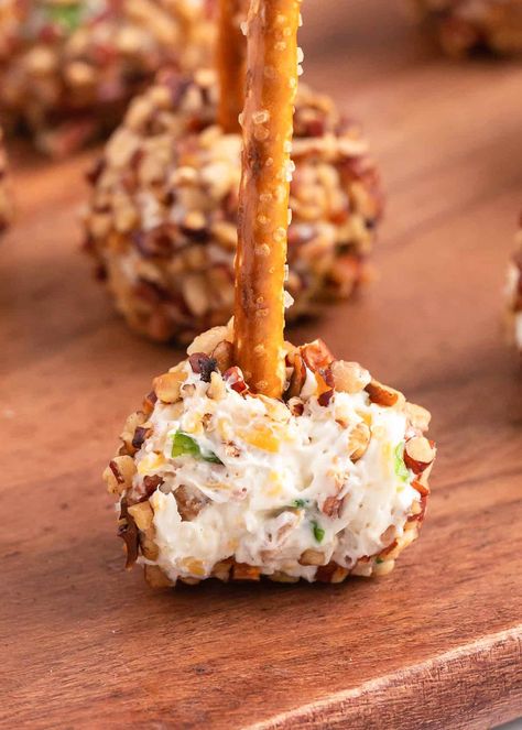 Mini Bites Appetizers, Turkey Cheese Ball Recipe, Mini Cheese Ball Bites, Mini Cheese Balls Recipe, Bacon Ranch Cheeseball, Bacon Ranch Cheese Ball, Ranch Cheese Ball, Mini Cheese Balls, Cheese Ball Recipes Easy