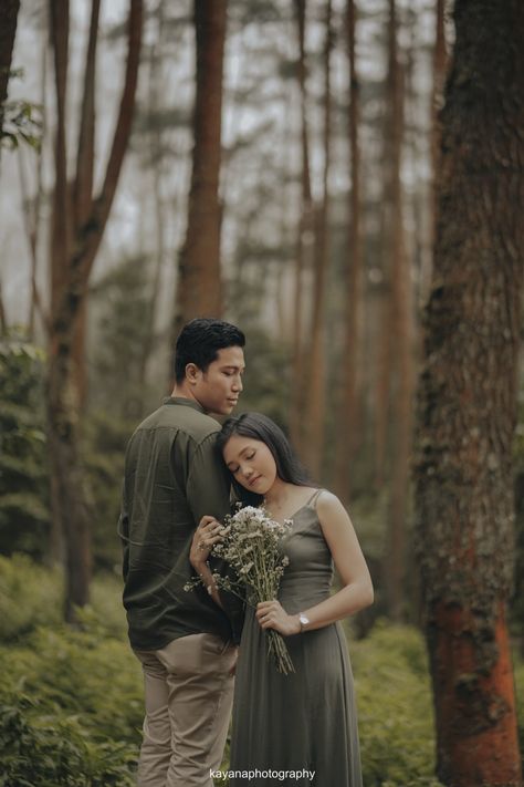 Couple Outdoor Shoot Poses, Pre Nup Poses Couple Pictures, Prenup Nature Photoshoot Ideas, Couple Poses For Pre Wedding Photoshoot, Prenup Wedding Photoshoot, Pre Wedding Nature Photo Ideas, Pre Wedding Shoot Ideas Forest, Forest Pre Wedding Photoshoot, Wedding Preshoot Ideas