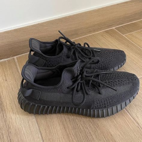 Brand New Unworn Yeezy Boost 350 V2 Onyx Size Us 9 Excellent Condition! Yeezy Wallpaper, Black Yeezys, Yeezy 350 V2 Black, Yeezy Black, Onyx Color, Shoes Yeezy, Mens Yeezy, Onyx Colour, Yeezy Boost 350 V2