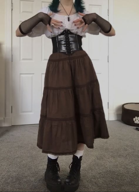 Grunge Halloween Costume Aesthetic, Pirate Corset Aesthetic, Aesthetic Belts Grunge, Fairycore Outfit Skirt, Grunge Pirate Costume, Black And Brown Skirt Outfit, Outfits With Corsets And Skirts, Pirate Grunge Outfit, Grunge With Skirt