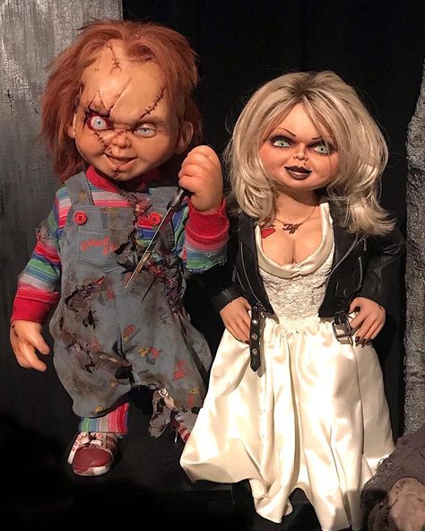 Monsterpalooza on Instagram: “Chucky & Tiffany were spotted in the Monsterpalooza Museum courtesy of artist Kevin Yagher (@yagherfx)! • Mark you calendars! Son of…” Bride Of Chucky Doll, Chucky And His Bride, Chucky And Tiffany Costume, Chucky Halloween Costume, Tiffany Bride Of Chucky, Tiffany Costume, Bride Of Chucky Costume, Chucky Tiffany, Tiffany Bride