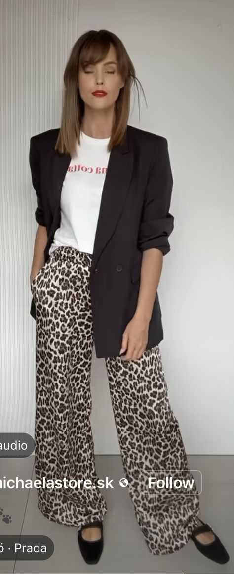 Black Wide Leg Outfit Ideas, Wide Leg Cheetah Pants Outfit, Leopard Print Wide Leg Pants Outfit, Leopard Palazzo Pants Outfit, Outfits With Leopard Pants, Outfit With Leopard Pants, Animal Print Pants Outfit 2024, Animal Print Trousers Outfit, Style Leopard Pants