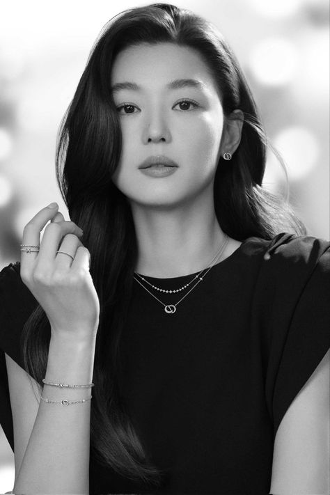 Professional Headshots Women, Lee Joo Young, Seo Ji Hye, Lee Bo Young, Finance Accounting, Baifern Pimchanok, Headshots Women, Headshot Poses, Jun Ji Hyun