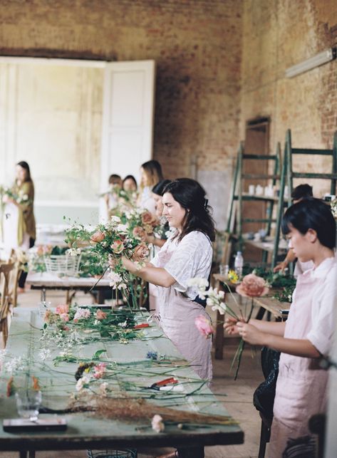 Inspiring floral design in a stately English home via Magnolia Rouge Small Charcuterie, Floral Workshop, Book And Coffee, Flower Shop Decor, Portrait Editorial, Blue Clay, Flower School, Florist Shop, Summer Wines