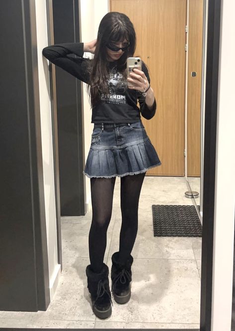 Denim Skirt Grunge Outfit, Grunge Jean Skirt Outfits, Alt Jean Skirt Outfits, Y2k Outfit With Skirt, Emo Outfits With Skirt, Short Jean Skirt Outfits Y2k, Short Denim Skirt Outfits Fall, Black Skirt Outfit Grunge, Skirt With Jeans Underneath