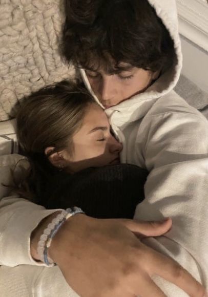 Boyfriend Hug, Cuddle With Boyfriend, Brothers Best Friend, Girls Cuddling, Hugs And Cuddles, Teenage Love, Hugging Couple, Couples Vibe, Cute Relationship Photos