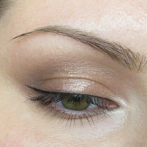 Urban Decay Eyeshadow Tutorial, Urban Decay Eyeshadow Singles, Eyeshadow Tutorial Natural, White Eye Pencil, Gold Eyeshadow Looks, Urban Decay Eyeshadow Palette, Permanente Make-up, Urban Decay Eyeshadow Primer, Rose Gold Eyeshadow