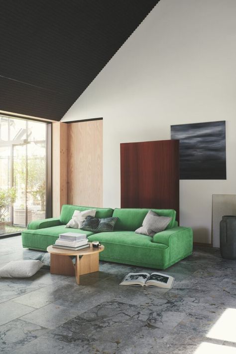 SOFACOMPANY: One’s own home should, above all, do one thing: make one happy. However, happiness and contentment mean different things to different people. Low Profile Sofa, Green Sofa Living Room, Moss Grass, Green Couch, Sofa Company, 5 Seater Sofa, Green Sofa, Sofa Colors, Living Room Green