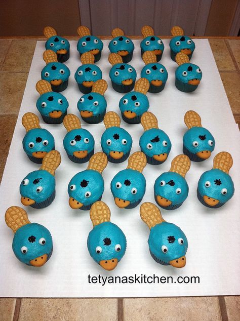 (So exciting that I want to all-caps it) Perry the platypus cupcakes using nutter butters and nillas!  So FRACKING brilliant!! Phineas Y Ferb, Perry The Platypus, Torte Cupcake, Blue Birds, Cute Cupcakes, Phineas And Ferb, Platypus, Cute Cakes, Cupcakes Decoration