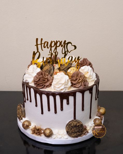 Drip Cake With Chocolates On Top, Birthday Cake Drip Icing, Chocolate Cake With Gold Drip, Drip Cakes For Men, White Chocolate Cake Decoration Ideas, Unisex Cake Design, Drip Cake Hombre, Chocolate Drip Cake Decoration, Chocolate Drip Cake Ideas