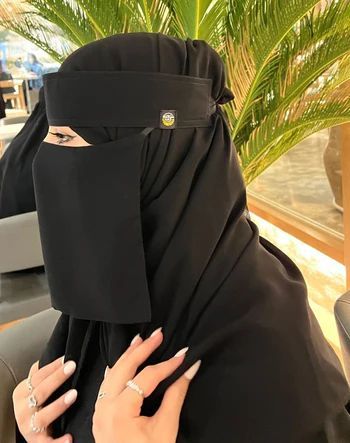 Saudi Niqab Aesthetic, Saudi Arabia Women Fashion, Saudi Niqab Style, Naqab Design Muslim, Henna Quotes, Saudi Niqab, Niqabi Fashion, Saudi Abaya, Niqab Aesthetic