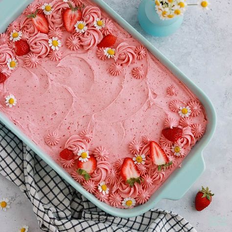 Strawberry Sheet Cake Recipe - Sugar & Sparrow Perfect Vanilla Cake, Strawberry Sheet Cakes, Pecan Pie Cake, Strawberry Layer Cakes, Strawberry Birthday Cake, Birthday Sheet Cakes, Daisy Cakes, Strawberry Frosting, Strawberry Cake Recipes