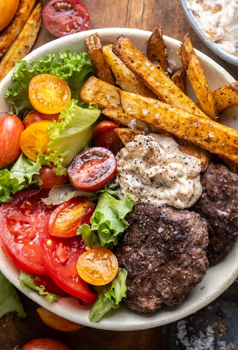 Burger Bowls with Caramelized Onion Aioli - Wandering Chickpea Aioli, Plats Healthy, Healthy Food Dishes, Läcker Mat, Caramelized Onion, God Mat, Healthy Food Motivation, Bowls Recipe, Healthy Meal Prep