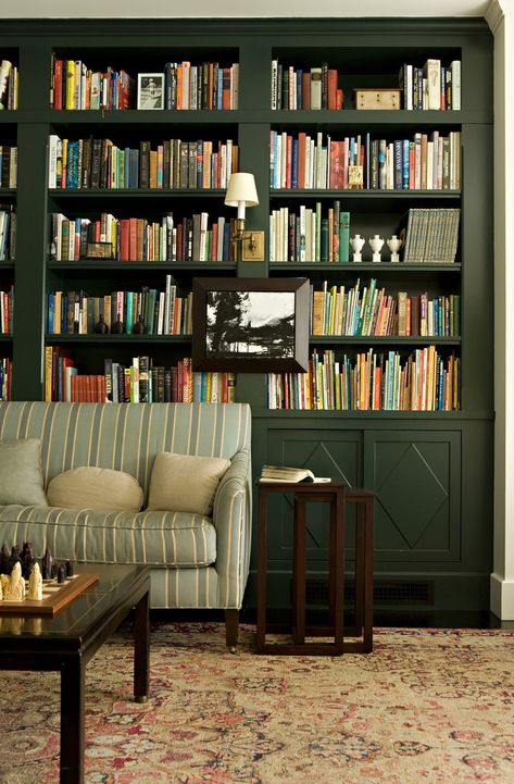 Hunter green built in bookcases + dark green home library + antique rug + sconces on the bookcases | Tim Barber Ltd Georgian Revival Homes, Green Bookshelves, Home Library Design Ideas, Transitional Family Room, Green Library, Lots Of Books, Traditional Family Room, Sitting Room Design, Bookcase Design