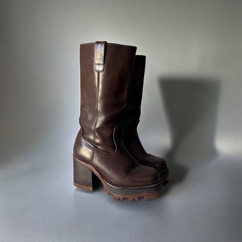 🤎 Vintage 90s Destroy Platform Leather Boots Size ? (Doesn’t mark but recommend a 36EU) 𝗦𝗢𝗟𝗘 : 22.5cm 𝗜𝗡𝗦𝗢𝗟𝗘 : 22.5cm 𝗣𝗟𝗔𝗧𝗙𝗢𝗥𝗠 𝗛𝗘𝗜𝗚𝗛𝗧: 2.5cm front to 7.5cm back 𝐂𝐎𝐍𝐃𝐈𝐓𝐈𝐎𝐍 : 𝐆𝐑𝐄𝐀𝐓 ▫️160€ + shipping Super cool vintage leather boots by the amazing spanish brand ‘Destroy’. Dark brown leather with chunky brown wooden soles. It’s a preloved pair from the late 90s. They have some light marks due to the wear they had (soles) and for being stored for some years, but they are in a good vintage... Platform Leather Boots, Vintage Leather Boots, Late 90s, Cool Vintage, Dark Brown Leather, Super Cool, Vintage Leather, The Amazing, Leather Boots