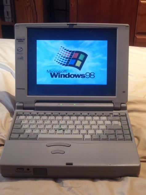 Found an old laptop from 20 years ago with windows 98 still installed Old Laptop Aesthetic, 2000s Laptop, 90s Laptop, School 2000s, 90s Technology, 90s Tech, Old Laptop, Banknotes Money, Vintage Technology