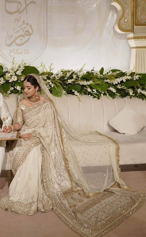 Beautiful Nikkah Dresses, Bengali Nikkah Outfit, Saree Styles For Bride, White Asian Dress, Nikah Pakistani Dresses, Pakistani Wedding Bridal Dresses, Bride Wearing Saree, White Saree For Engagement, White Asian Bridal Dress