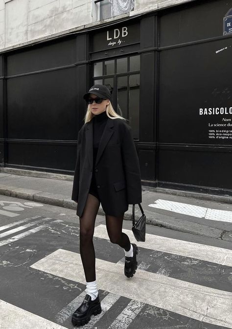 Loafers Outfit, Blazer Outfits For Women, Sock Outfits, Paris Outfits, White Socks, Looks Street Style, Mode Ootd, Looks Chic, Mode Inspo