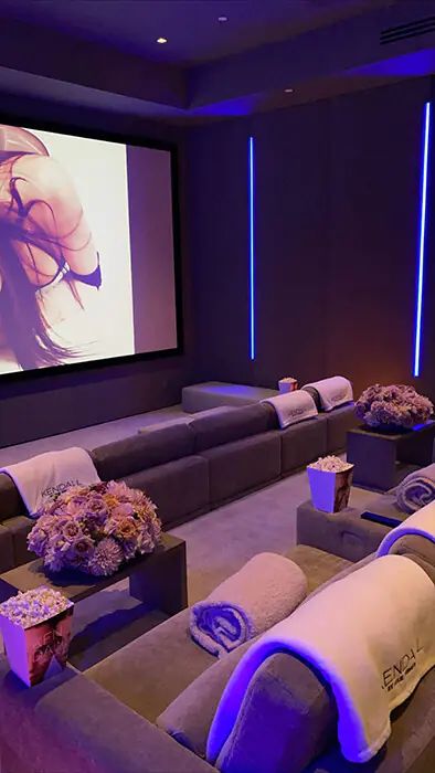 Celebrity home cinemas that are seriously epic: Victoria Beckham, Kylie Jenner, more - Photo 2 Kylie Jenner House Decor, Kylie Jenner Interior Design, Kardashian Theater Room, Kylie Jenner Home Interior, Kylie House Interiors, Kylie Jenner Home Decor, Kylie Jenner House Interior, Kylie Jenner Mansion, Kylie Jenner Home