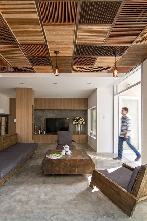 20 Awesome Examples Of Wood Ceilings That Add A Sense Of Warmth To An Interior Wooden Ceiling Design, False Ceiling Living Room, Desain Pantry, Wooden Ceiling, Plafond Design, Faux Plafond, Basement Ceiling, Casa Vintage, Dropped Ceiling