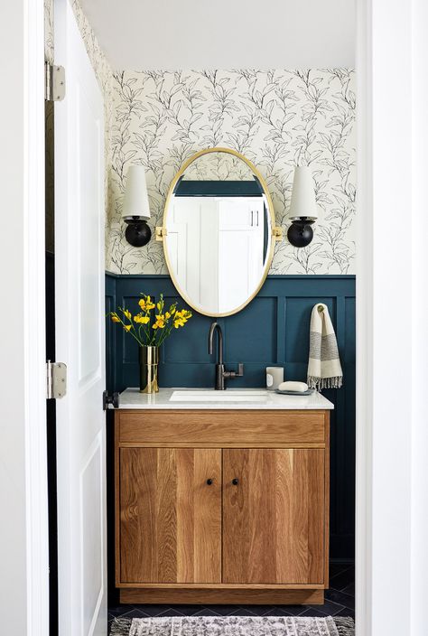 Classic Powder Room, Half Bathroom Wallpaper, Blue And Wood, Teal Bathroom Ideas, Half Bathroom Decor, Teal Bathroom, Stunning Bathrooms, Vanity Design, Yellow Bathrooms