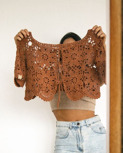 __ 8 diseños tejidos con hilo de algodón. | @venchulita #crochet #creacionescrochet #🤍 Crochet Tutorial Pattern, Fashion Tops Blouse, Crochet Fall, Vintage Crochet, Summer Crochet, Vintage Boho, Knit Outfit, Knitting Stitches, Fashion Tops