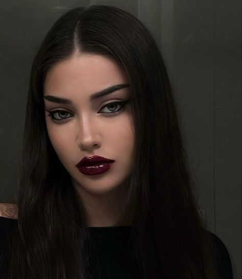 Isabelle Rose, Maquillage Goth, Feminine Makeup, Vampy Makeup, Dark Makeup Looks, Vampire Makeup, Witch Makeup, Makeup Guide, Dark Feminine Aesthetic