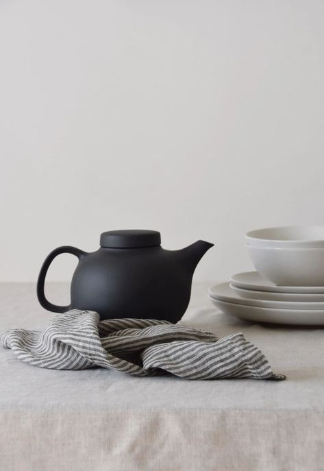 Minimalist black teapot from Royal Doulton's 'Olio' collection | These Four Walls blog Black Kitchenware Aesthetic, Japanese Tea Set Aesthetic, Japanese Coffee Shop, Korean Teapot, Black Tableware, Black Teapot, Japanese Coffee, Japanese Teapot Set, Minimalist Table