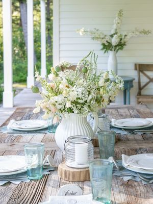 31 Best Summer Tablescapes Outdoor Table Decor Everyday, Outdoor Table Decorations, Table Decor Everyday, Costal Farmhouse, Tablescapes Summer, Sanctuary Home, Backyard Dinner Party, Coastal Table, Summer Table Decorations