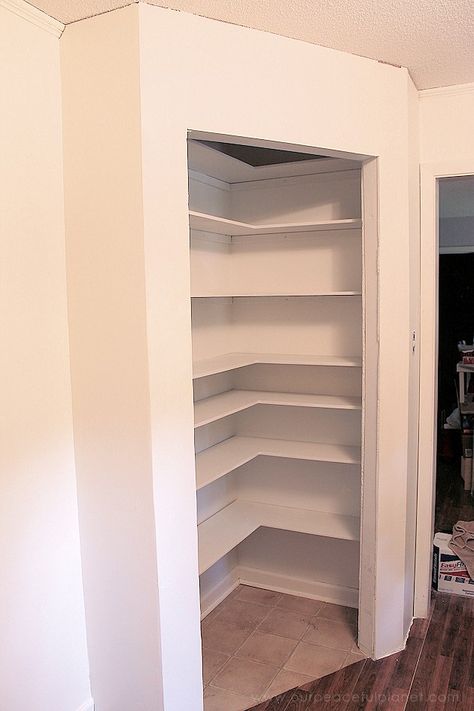 Add space and convenience to your small kitchen with this simple DIY pantry! It has floor to ceiling shelves, a door and it fits perfectly into a corner. Diy Corner Pantry, Corner Pantry Ideas, Organiser Cucina, Corner Closet, Diy Kitchens, Ceiling Shelves, Corner Pantry, Diy Pantry, Home Remodeling Diy