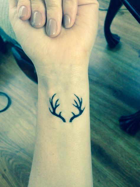 Antler sharpie tattoo Small Elk Antler Tattoo, Antlers Tattoos For Women, Deer Finger Tattoo, Fine Line Antler Tattoo, Norse Sleeve, Antlers Tattoo, Deer Antler Tattoos, Deer Antler Tattoo, Sharpie Tattoo