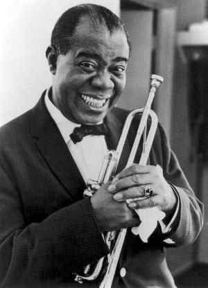 The wonderful Louis Armstrong was born today 8-4 in 1901. His inventive trumpet playing, scat singing, duos with so many of the famous singers through his years have left us with a rich arsenal of great 'Satchmo' songs. His charismatic stage presence was like no other - he was a unique gift to American music. He passed away in 1971 and has been inducted into the Rock and Roll Hall of fame. Billy Holiday, Arte Jazz, Jazz Artists, Musica Rock, Louis Armstrong, Jazz Club, Smooth Jazz, Jazz Musicians, Famous Singers