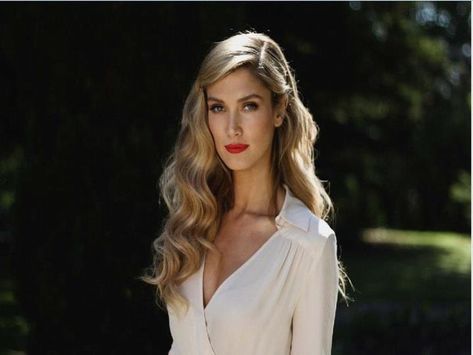 Delta Delta Goodrem, Wedding Hairstyles Bridesmaid, Engagement Hairstyles, Bohemian Hairstyles, Braut Make-up, Wedding Hair Down, Bridal Hair And Makeup, Loose Curls, Red Lipstick