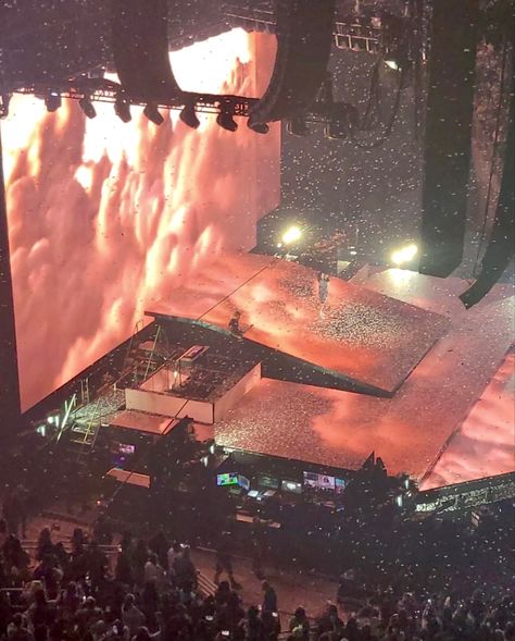 Billie Eilish Concert Visuals, Wings Stage Design, Performing Aesthetic, Billie Eilish Performing, Arena Stage, Concert Stage Design, Concept Models Architecture, Stage Set Design, Concert Stage