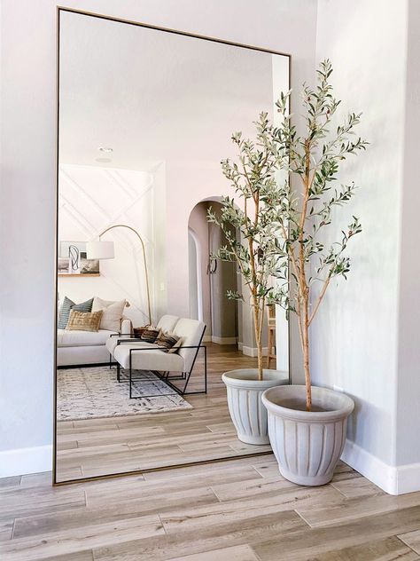 Floor Mirror Living Room, Jaci Daily, Feng Shui Interior, How To Feng Shui Your Home, Floor Length Mirror, Mirror On The Wall, Home Entrance Decor, Living Room Mirrors, Large Mirror