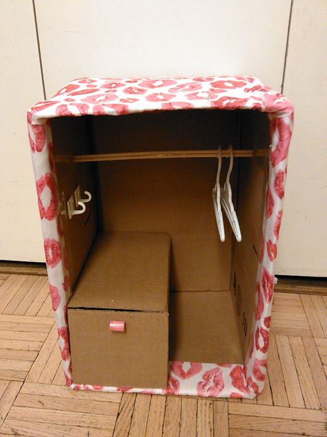 closet made out of cardboard box Doll Clothes Storage Ideas, Doll Bed Diy, Cardboard Dollhouse, Cardboard Storage, American Girl Diy, Idee Babyshower, Doll Crib, American Girl Doll Furniture, Doll Closet